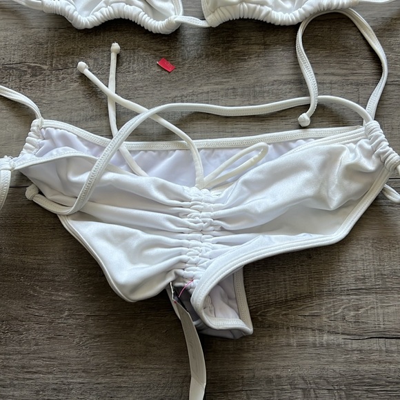 Bikinis - Picture 6 of 10